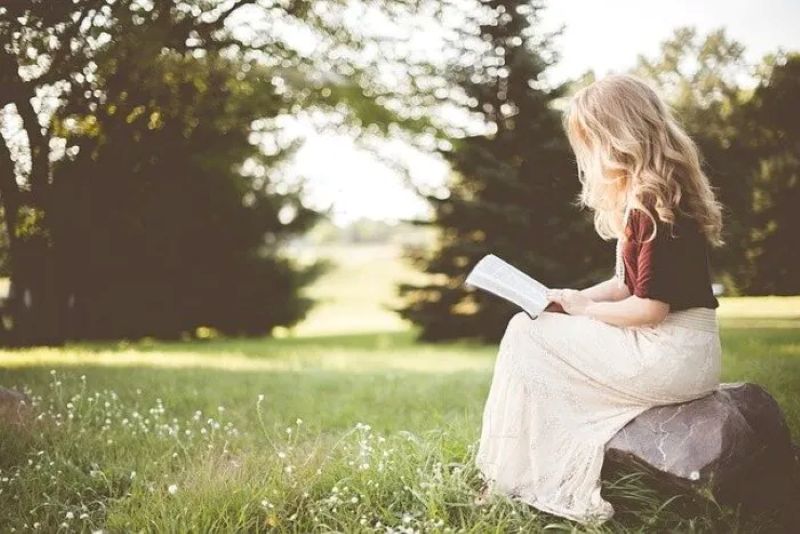 読書する少女
